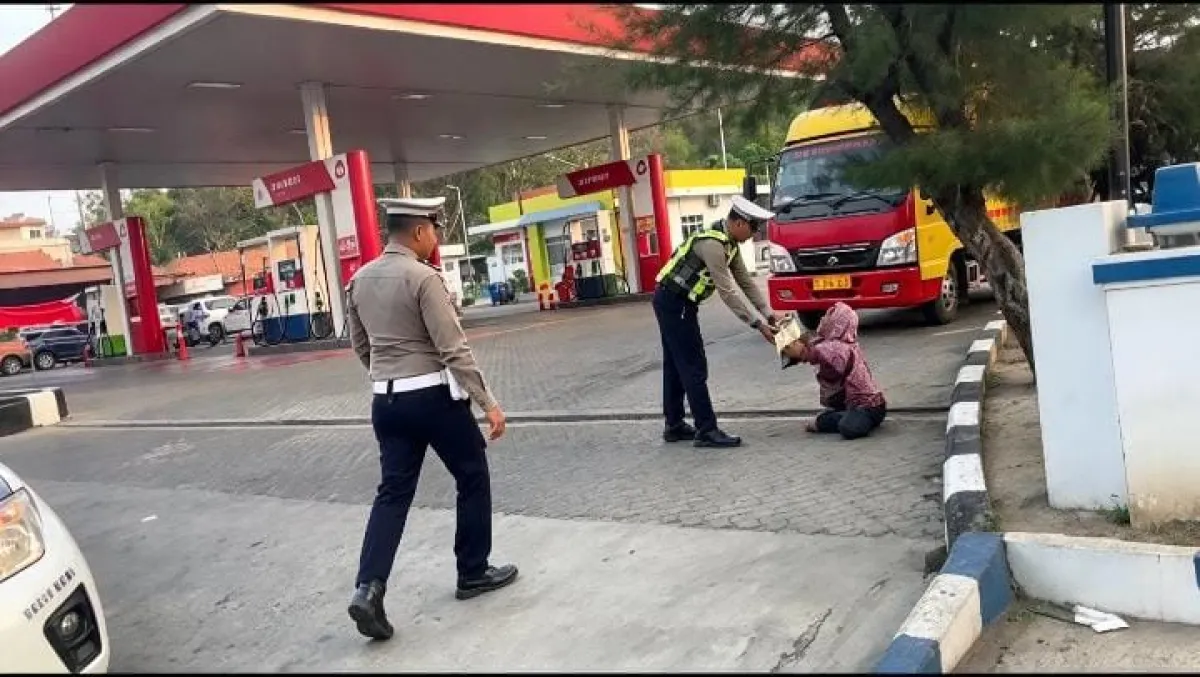 Sentuh Hati Pejuang Nafkah Subuh, Satlantas Polres Sampang Gelar Aksi "Patroli Sedekah Subuh"
