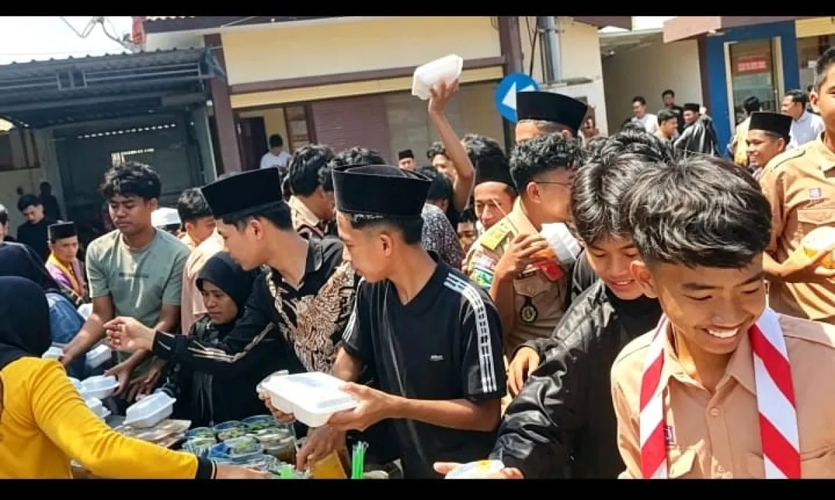 Konsistensi Kapolres Sampang Berbagi di Masjid Al-Rasyid Setiap Jumat