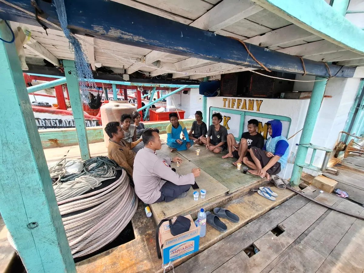 Sambangi ABK di Pelabuhan Muara Angke, Unit Binmas Polsek Kawasan Sunda Kelapa Sampaikan Pesan Kamtibmas
