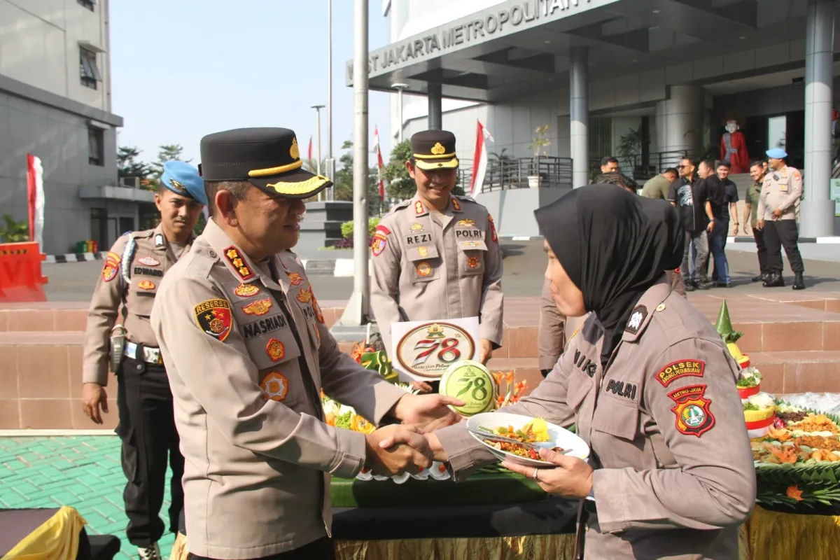 Apel Jam Pimpinan, Kapolres Metro Jakbar Kombes Pol Nasriadi Beri Kejutan untuk Polwan di Hari Jadi ke-78