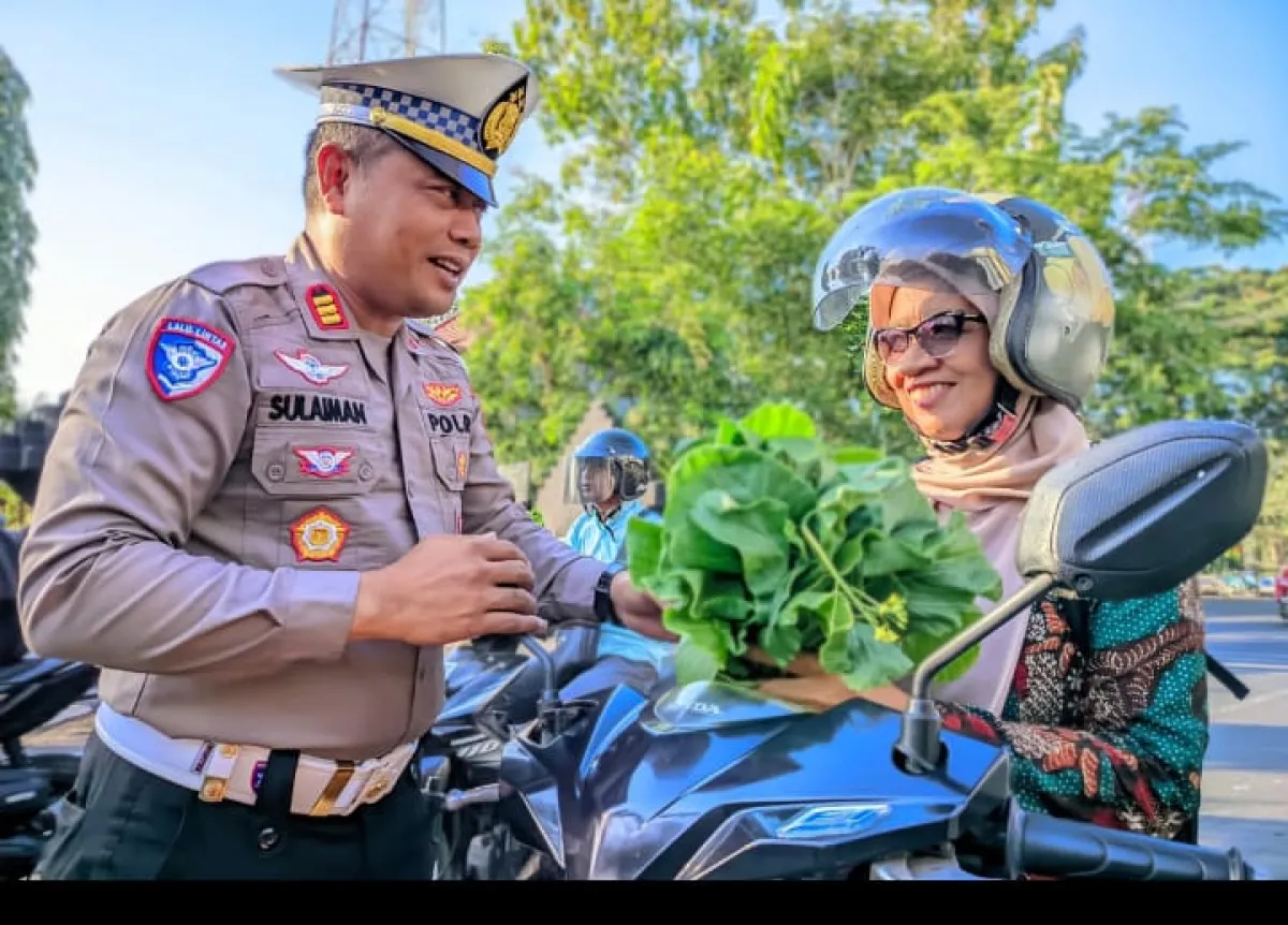 Polantas KARIB Satlantas Polres Sampang: Bagikan Sayur Segar Panen Mandiri untuk Pengendara Tertib