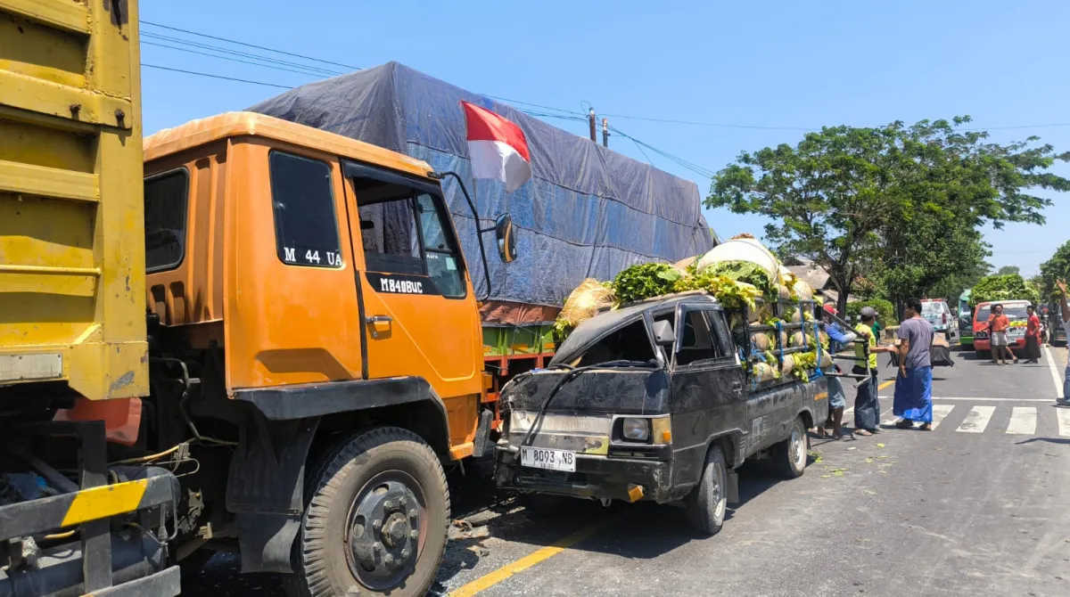 Kecelakaan Beruntun Tiga Kendaraan di Camplong Sampang, Sopir Pickup Luka Berat