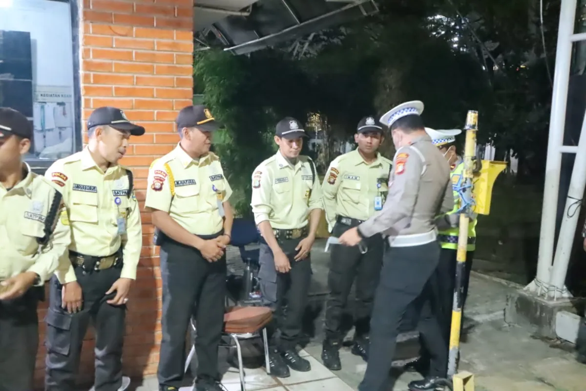 Patroli Jaga Jakarta Jaga Priok di Pelabuhan Sambil Bagikan Masker