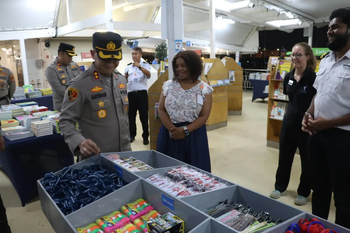 Kapolres Pelabuhan Tanjung Priok Tinjau Kapal Perpustakaan MV Doulos Hope di Dermaga Eks Presiden
