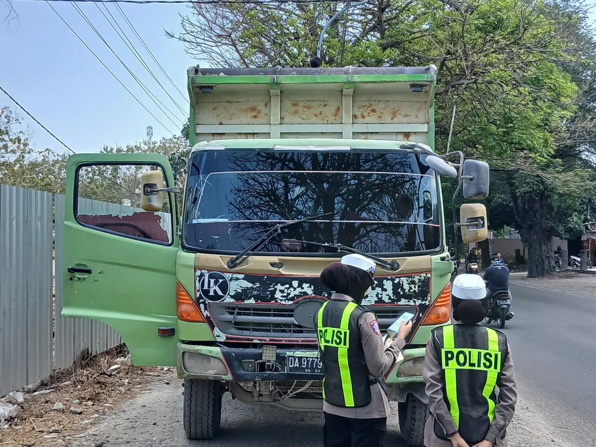 Satlantas Polres Gresik Tindak Tegas Truk Tanpa Terpal di Jalan Raya Pantura Gresik