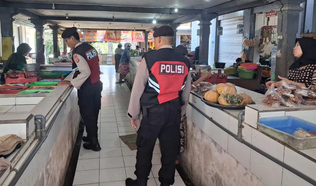 Patroli Cahaya Biru Polsek Melaya Sasar Pasar dan Pertokoan, Cegah Gangguan Kamtibmas