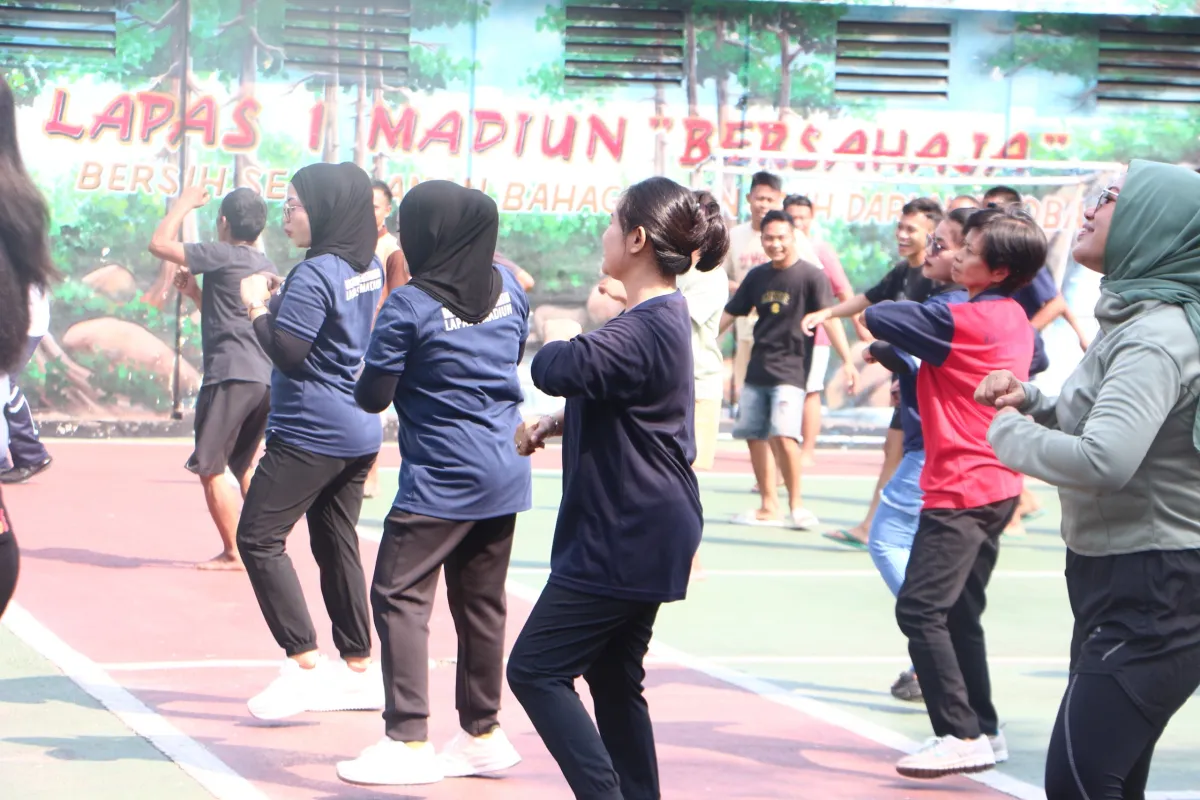 Harmoni Gerak Lapas Kelas I Madiun Tingkatkan Kebugaran dan Kebersamaan Warga Binaan serta Petugas