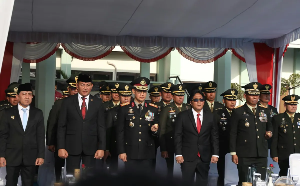Wujud Soliditas TNI-Polri, Kapolda Bali Serahkan Potongan Tumpeng Saat HUT TNI ke-81