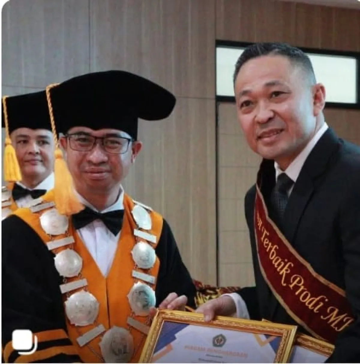 Dua Penghargaan Sekaligus, Brigjen TNI Mohamad Iswan Nusi Raih Predikat Lulusan Terbaik Magister FISIP Unjani.