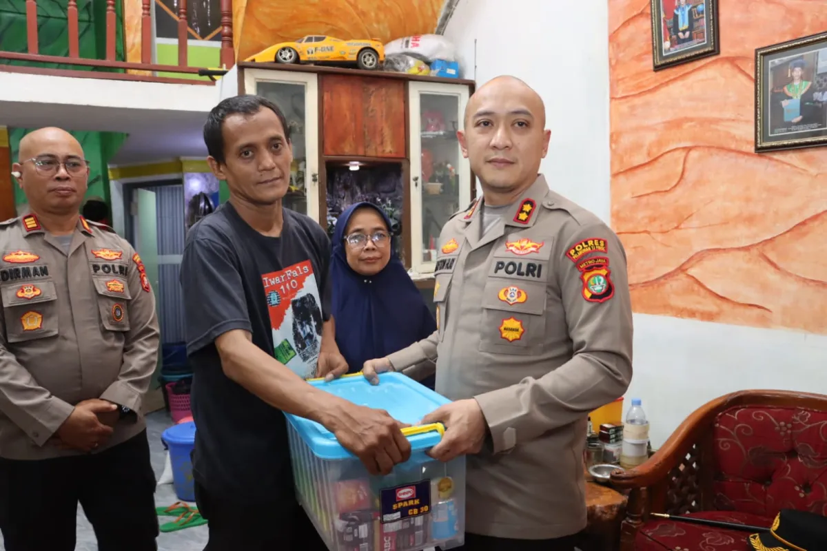 Kapolres Priok Sambangi Rumah ABK Korban Penganiayaan KM. Maulana 23, Berikan Bantuan, Tegaskan Usut Kasus Hingga TPPO